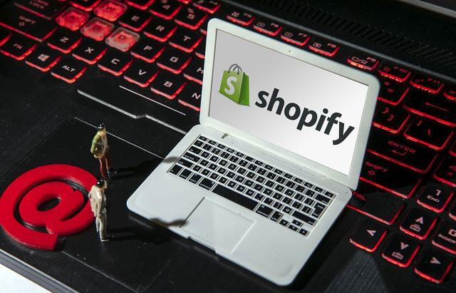 定制外貿(mào)獨立站商城和選擇Shopify建站大比拼，一擼到底！